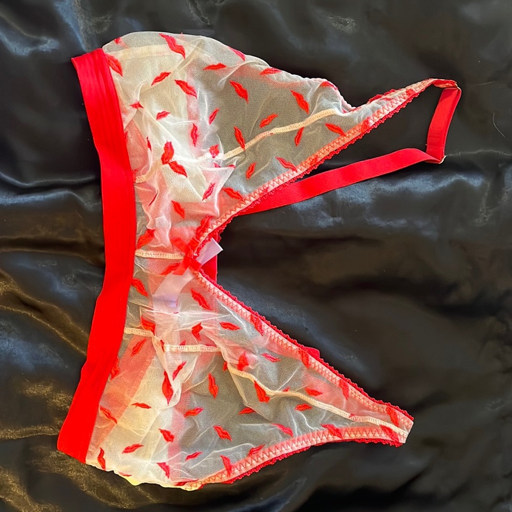 Savage Fenty Rihanna 1x bralette lace mesh red lips nude